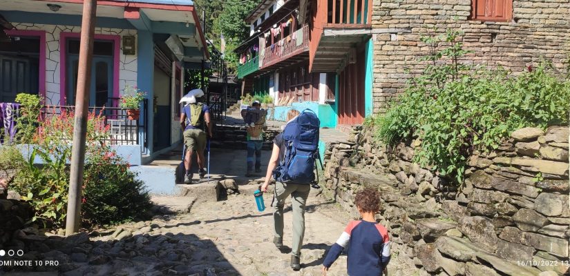 Tourists on the way to Ganja La Pass